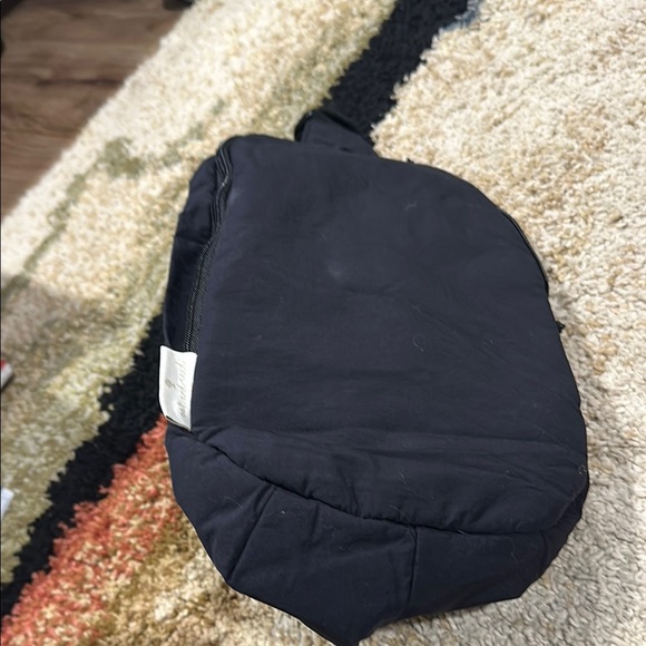 Sleek Black Crossbody Sling Bag for Effortless Style - Picture 6 of 9